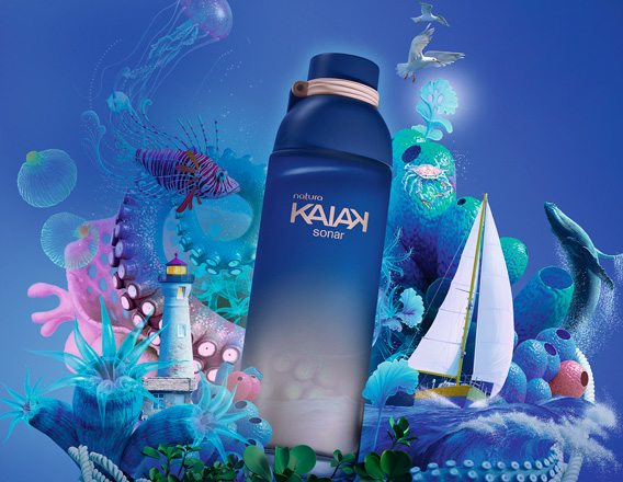 Frasco da fragrância Kaiak Sonar feminino em azul fosco. Fundo marinho com ondas, peixes coloridos, veleiro, golfinhos e elementos aquáticos em tons de azul.