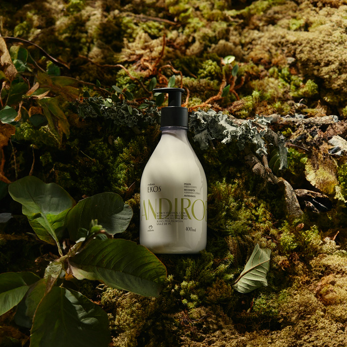 Produto Natura Ekos Andiroba em ambiente com folhas e elementos naturais.
