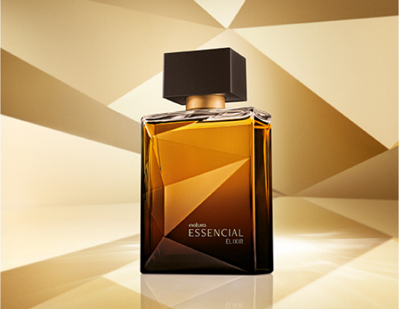 Frasco de Essencial Elixir Masculino, em tons de âmbar e marrom e tampa preta, aparece em destaque em fundo dourado multifacetado, fazendo alusão ao design dos frascos de Essencial.
