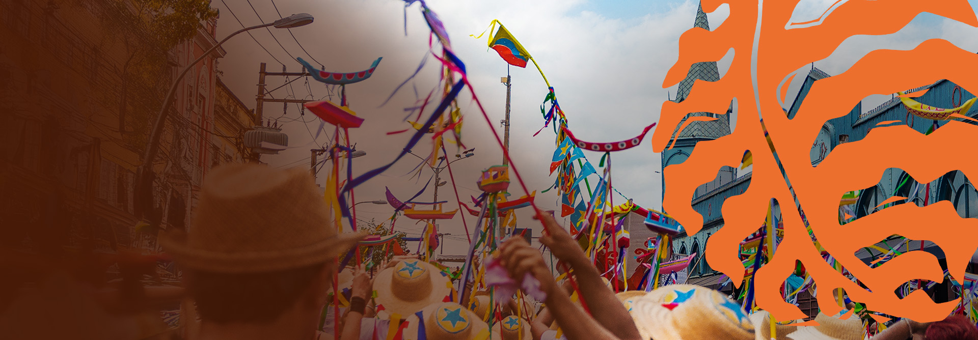 Foto panorâmica de multidão em celebração cultural, com elementos coloridos pelas ruas da cidade. À direita, ilustração de planta amazônica em laranja.