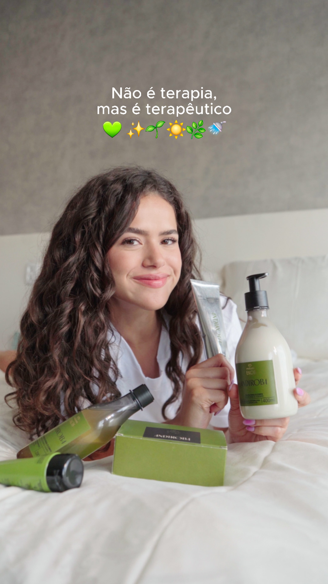 A atriz Maisa em momentos de autocuidado e conexão com a natureza, incluindo yoga, relaxamento à beira da piscina e aplicação de produtos da linha Ekos Andiroba da Natura. O vídeo mostra a importância de um momento terapêutico e o bem-estar proporcionado pela natureza. Os produtos em destaque são o Óleo de Andiroba, o Sabonete Esfoliante Corporal e o Bálsamo Concentrado de Andiroba, que aparecem no final.