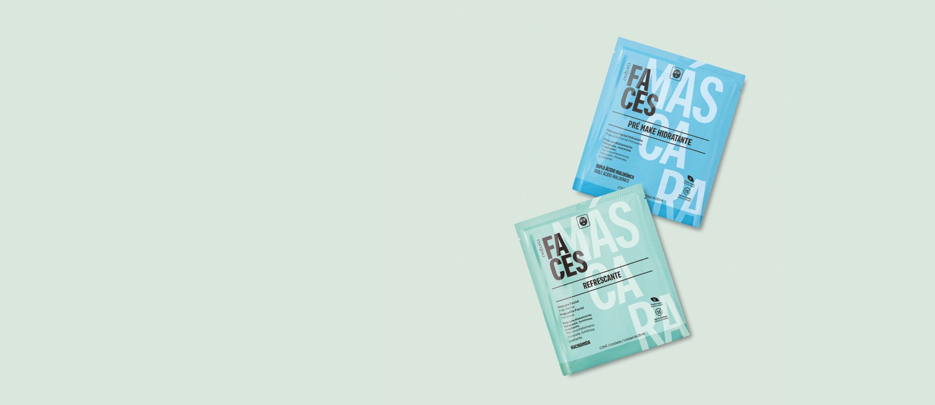 Em fundo branco, mulher posa usando uma máscara facial, com dois produtos da linha Natura Faces Máscara à direita.