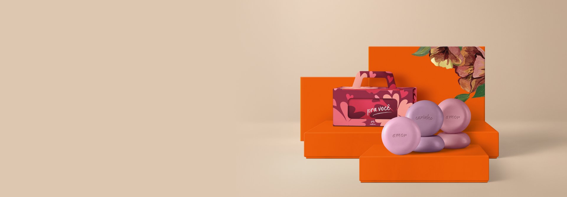 Presente Natura Tododia Amor e Carinho, contendo 1 caixa decorada com corações e 5 Sabonetes em Barra de diferentes fragrâncias. Os itens estão sobre caixas de presentes laranja com estampa de flores.