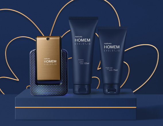 Produtos Natura Homem Evolut.io sobre caixa azul escuro, em fundo no mesmo tom com a rosácea da marca Natura em dourado.