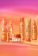 Itens Tododia Manga Rosa e Água de Coco, em laranja: frasco de Creme Sorbet, frasco de Body Splash, embalagem aberta de Balm Labial e pote de Gelato Corporal sobre grafismo e fundo em laranja.