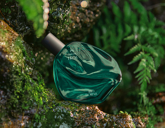 Entre musgos e samambaias, frasco verde-escuro de Ekos Ryo Floresta. A imagem transmite profundidade, frescor úmido e a energia vital da floresta amazônica.