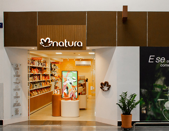 Foto da entrada e vitrine de loja Natura.
