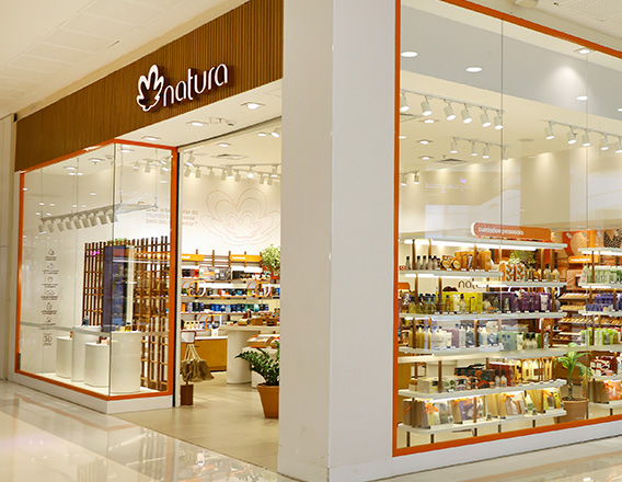 Foto de loja Natura com vitrine e entrada com produtos da marca.