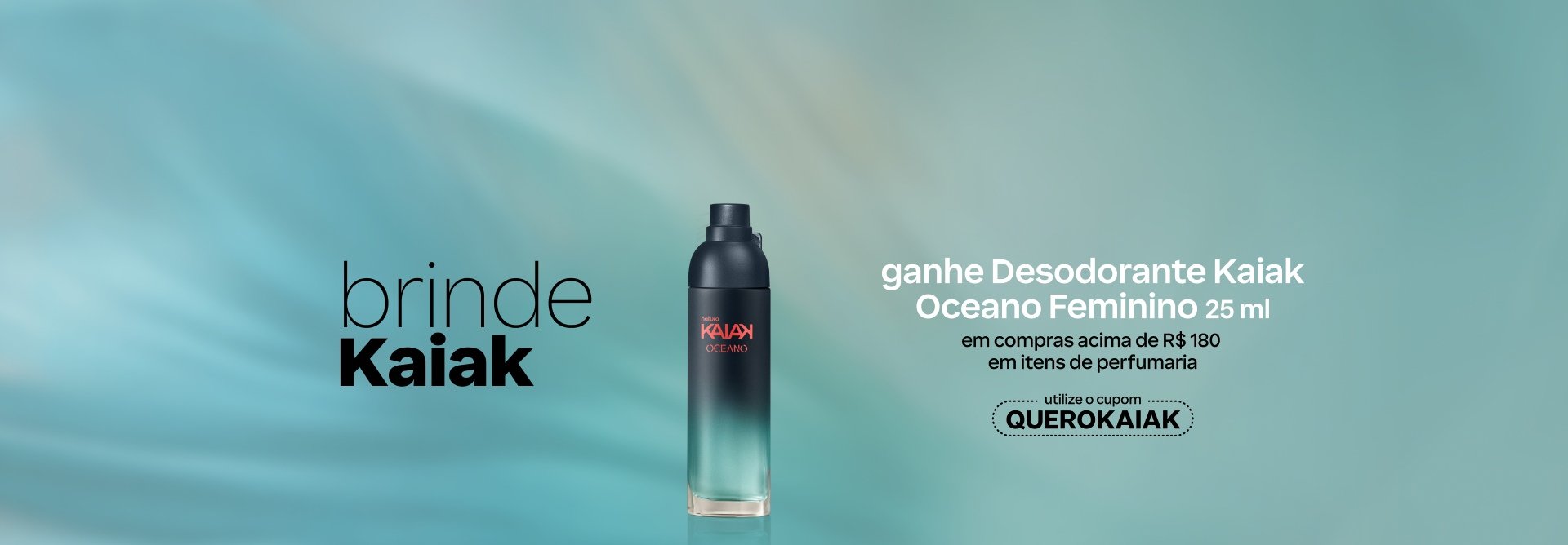 Desodorante Colônia Kaiak Oceano Feminino em destaque sobre fundo verde-claro. Frasco de vidro degradê em tons de preto e verde. Texto aplicado: Brinde Kaiak. Ganhe Desodorante Kaiak Oceano Feminino 25 ml em compras acima de R$ 180 em itens de perfumaria. Utilize o cupom QUEROKAIAK. 