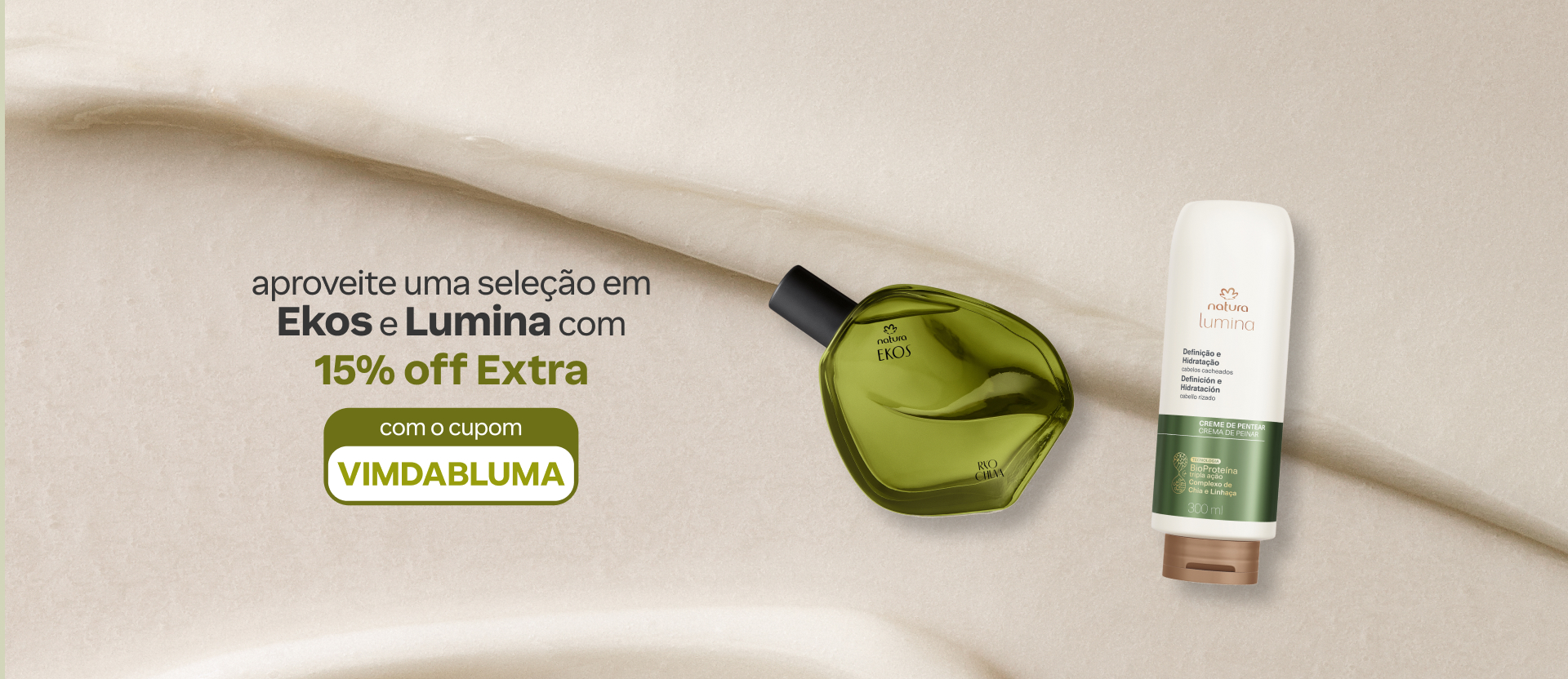 Natura Ekos Ryo Chuva, com frasco de vidro e tampa preta, e Creme de Pentear Natura Lumina Definição e Hidratação, com frasco branco e verde e tampa dourada, destacam-se sobre fundo bege. Texto aplicado: aproveite uma seleção em Ekos e Lumina com 15% de desconto extra com o cupom VIMDABLUMA.