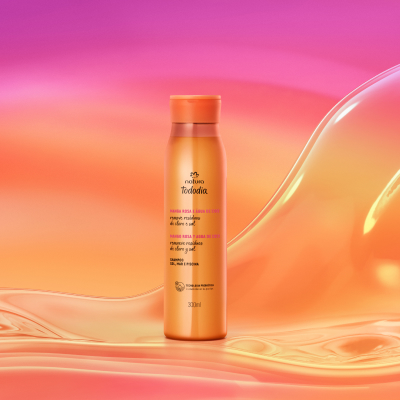 Frasco de Shampoo Manga Rosa e Água de Coco de Natura Tododia em um estúdio, com formas onduladas cor-de-rosa e laranjas ao redor.