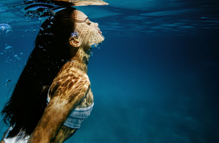 mulher mergulhando na piscina