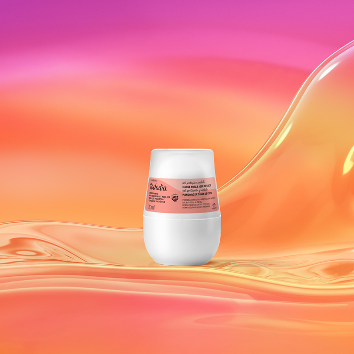 Embalagem branca com rótulo laranja de Desodorante Antitranspirante Roll-On Tododia Manga Rosa e Água de Coco sobre grafismo e fundo em laranja com rosa.