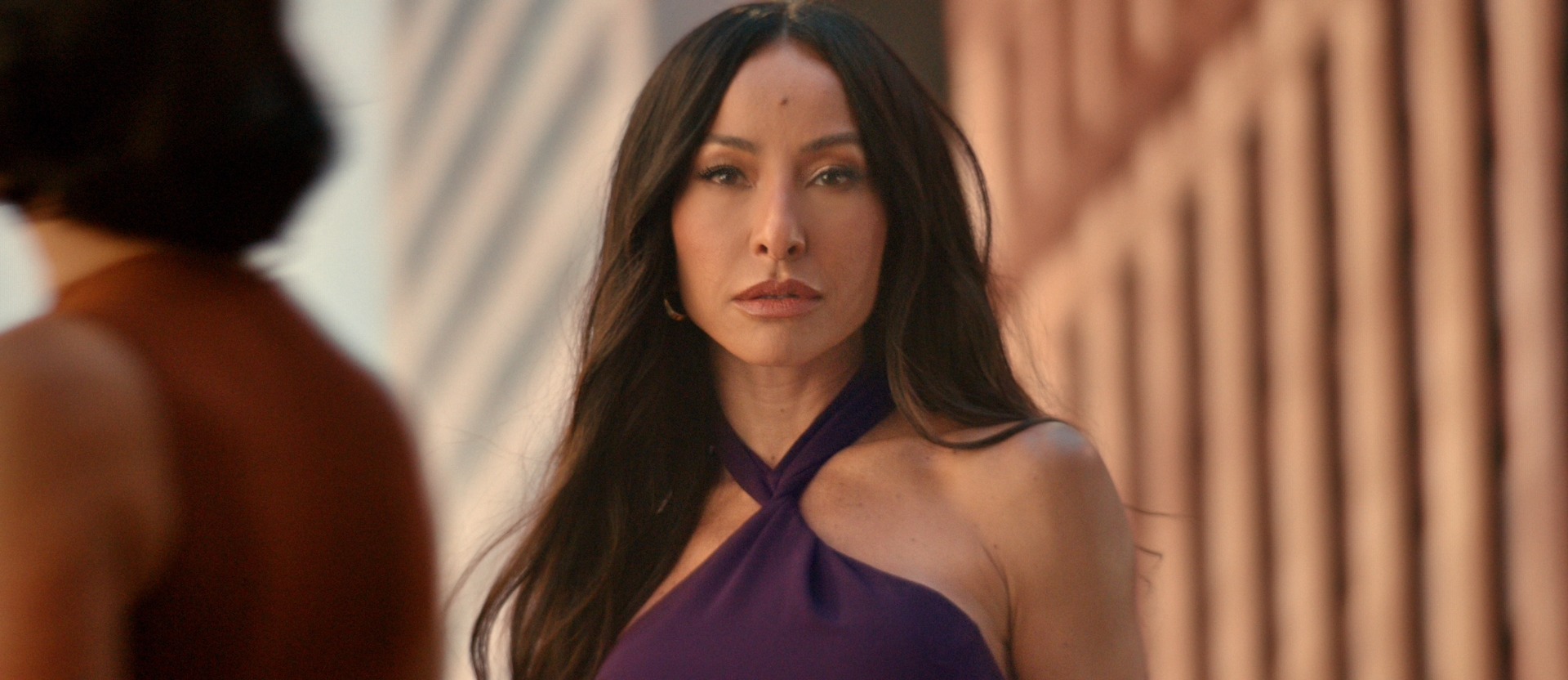 Sabrina Sato caminha com confiança em um cenário urbano ao pôr do sol, usando um vestido roxo. O vídeo alterna entre closes dela aplicando o perfume e detalhes sensoriais de flores e gotas de água, finalizando com os frascos de Luna e Luna Nuit sobre um fundo alaranjado.