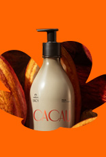 Em moldura laranja da rosácea Natura, temos produto Natura Ekos Cacau rodeado de frutos de cacau.