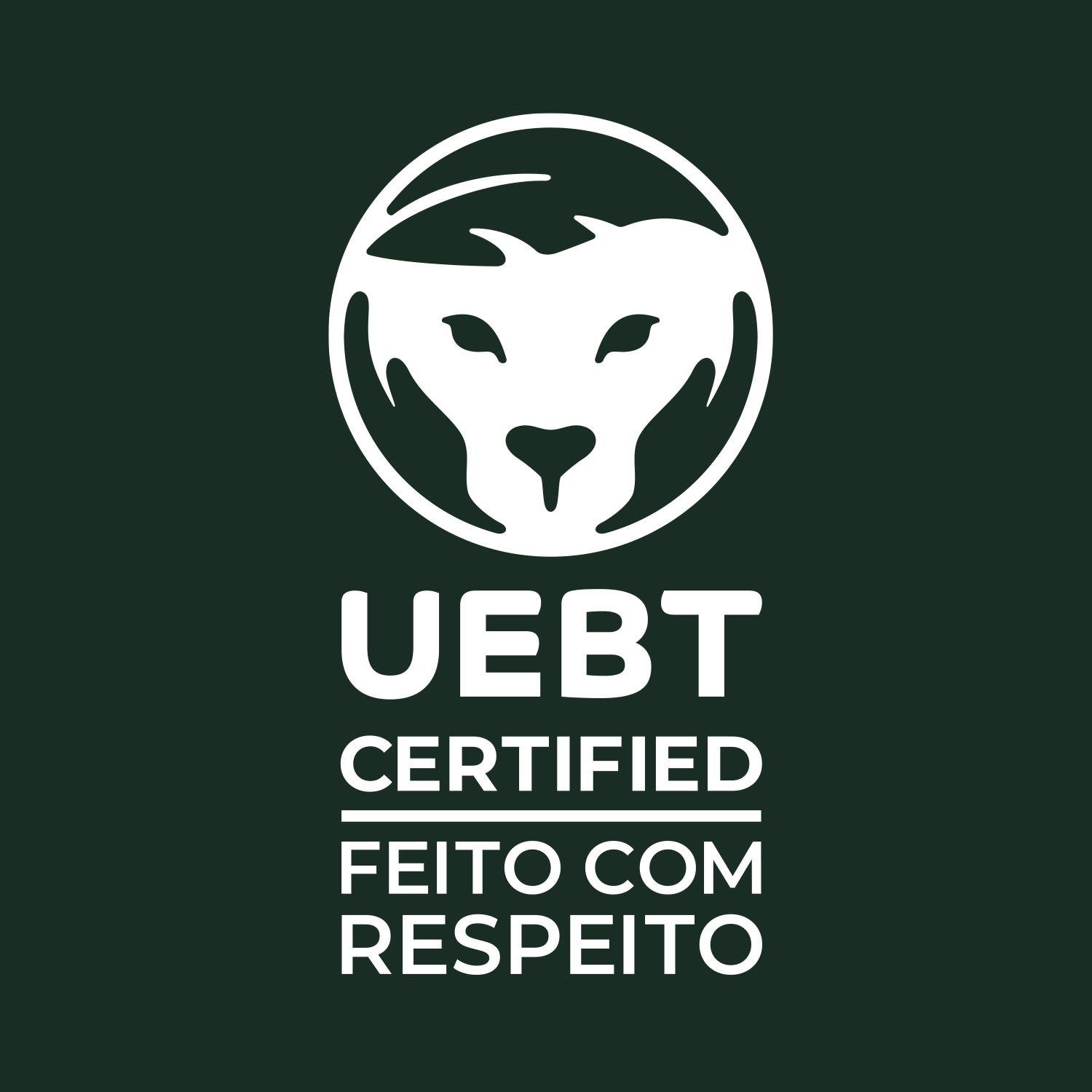 Fundo verde escuro com o selo UEBT Certified Feito com Respeito. O selo tem o símbolo de um leão e está escrito em branco. 