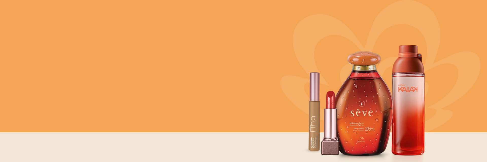 Corretivo Cobertura Extrema 24h Una, Batom CC Hidratante FPS 25 Una, Óleo Corporal Sève Amêndoas Doces e Desodorante Colônia Kaiak Feminino sobre fundo laranja com a flor símbolo da Natura.