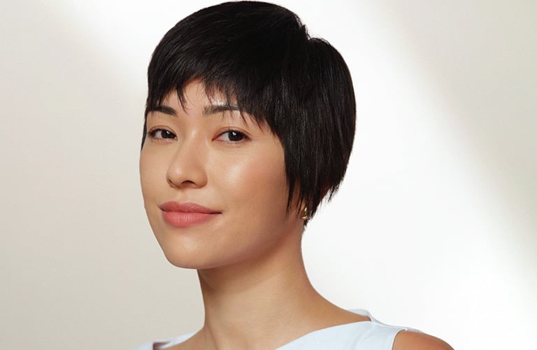 Mulher usando cabelo curto feminino no estilo pixie posando para a foto