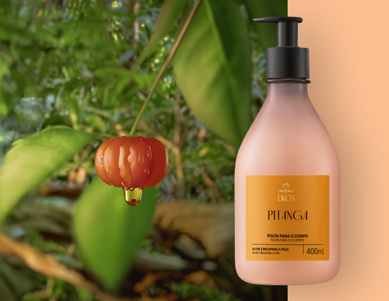 Frasco de Creme Desodorante Hidratante para o Corpo Ekos Pitanga ao lado de uma pitanga fresca em galho, sobre fundo que mistura floresta verde e lateral em tom pêssego.