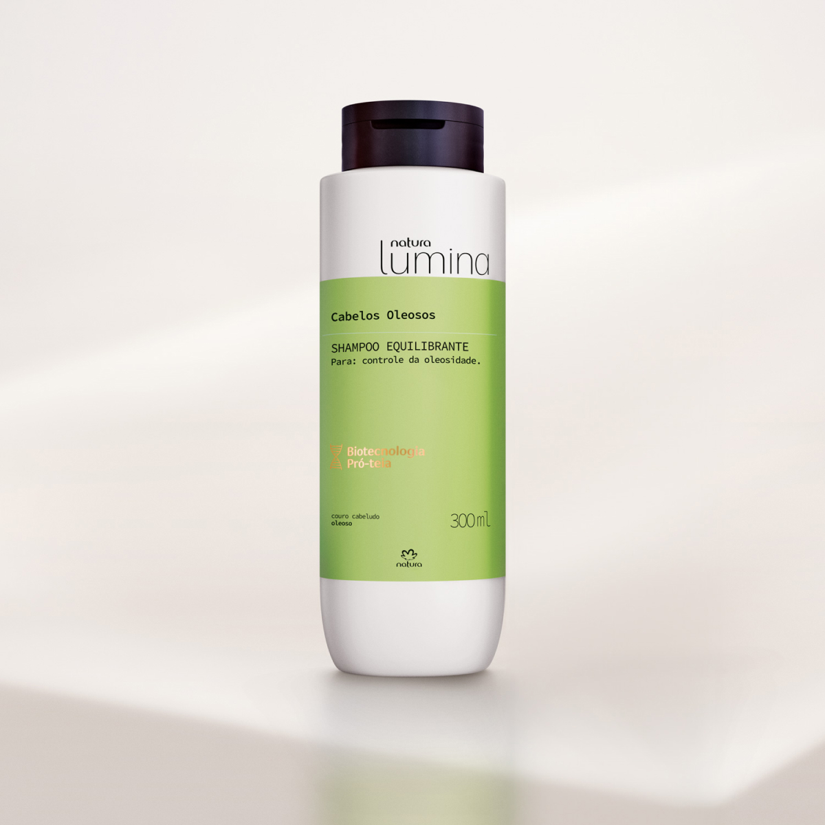 Shampoo com 300ml. Embalagem na vertical. Tampa preta, formato restante em cinza, verde claro (central) e fundo cinza.