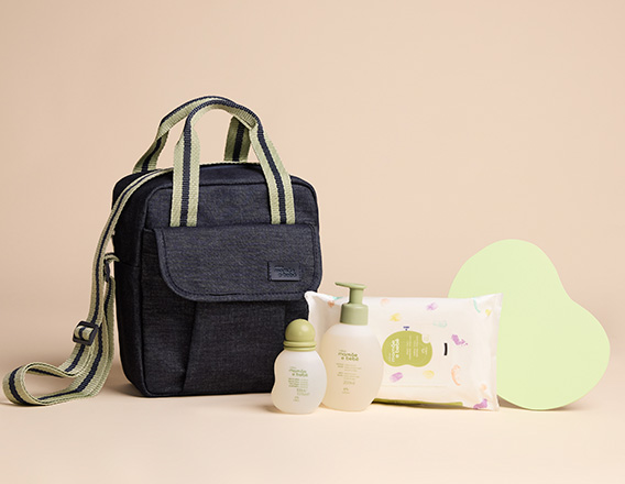 Kit Natura Mamãe e Bebê com Frasqueira em fundo tom de creme.
