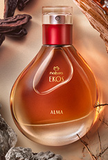 Perfume Natura Ekos Alma em fundo em tom de creme com pedras, madeiras, raízes e sementes.