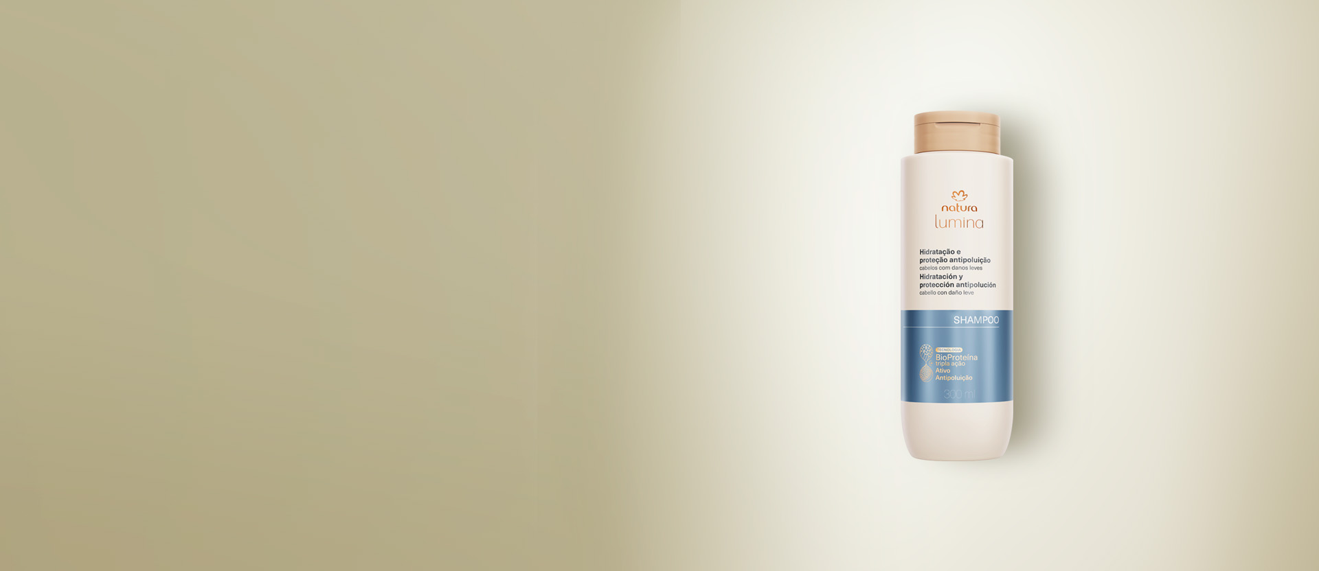 Frasco na cor creme com tampa bege e rótulo azul metálico do Shampoo Hidratação e Proteção Antipoluição Lumina. Embalagem sobre fundo degradê bege.