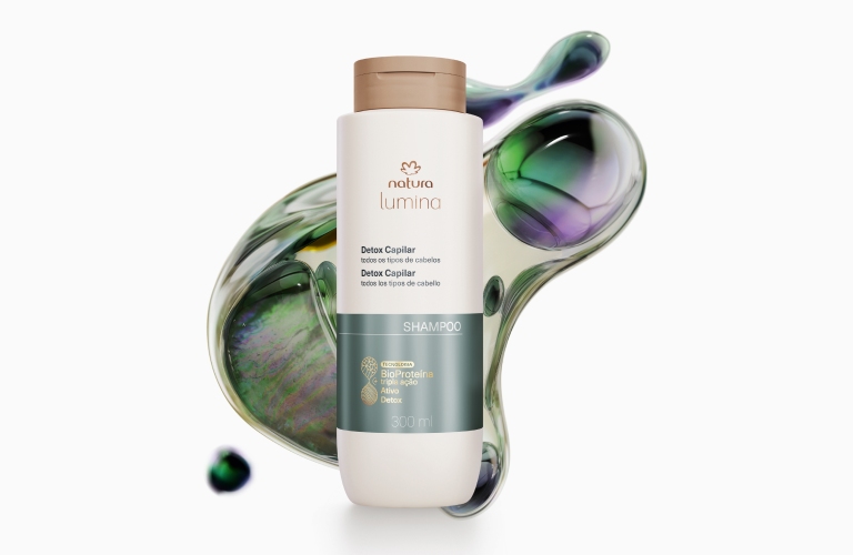 Frasco do shampoo Detox Capilar Natura Lumina com fundo colorido em tons de verde e roxo.