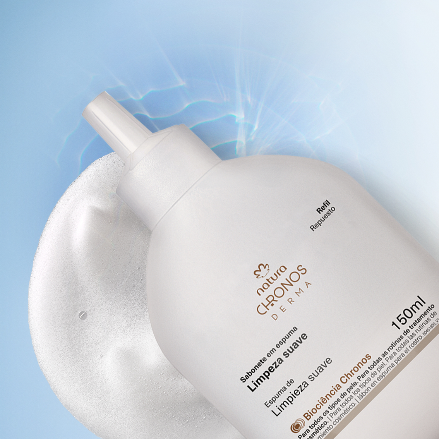 Refil Sabonete em Espuma Limpeza Suave Chronos Derma de 150 ml sobre espumas, representando a textura do produto. Fundo azul com raios de luz.