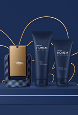 Produtos Natura Homem Evolut.io sobre caixa azul escuro, em fundo no mesmo tom com a rosácea da marca Natura em dourado.