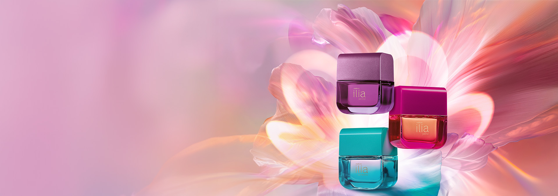 Imagem traz as fragrâncias de Ilía Plena, Secreto e Completa em fundo com tons pastéis, variando entre rosa, roxo e azul