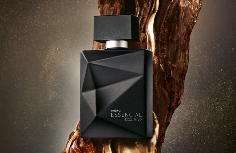 Essencial Exclusivo Masculino sobre um tronco de árvore simbolizando uma ideia de presente de Natal