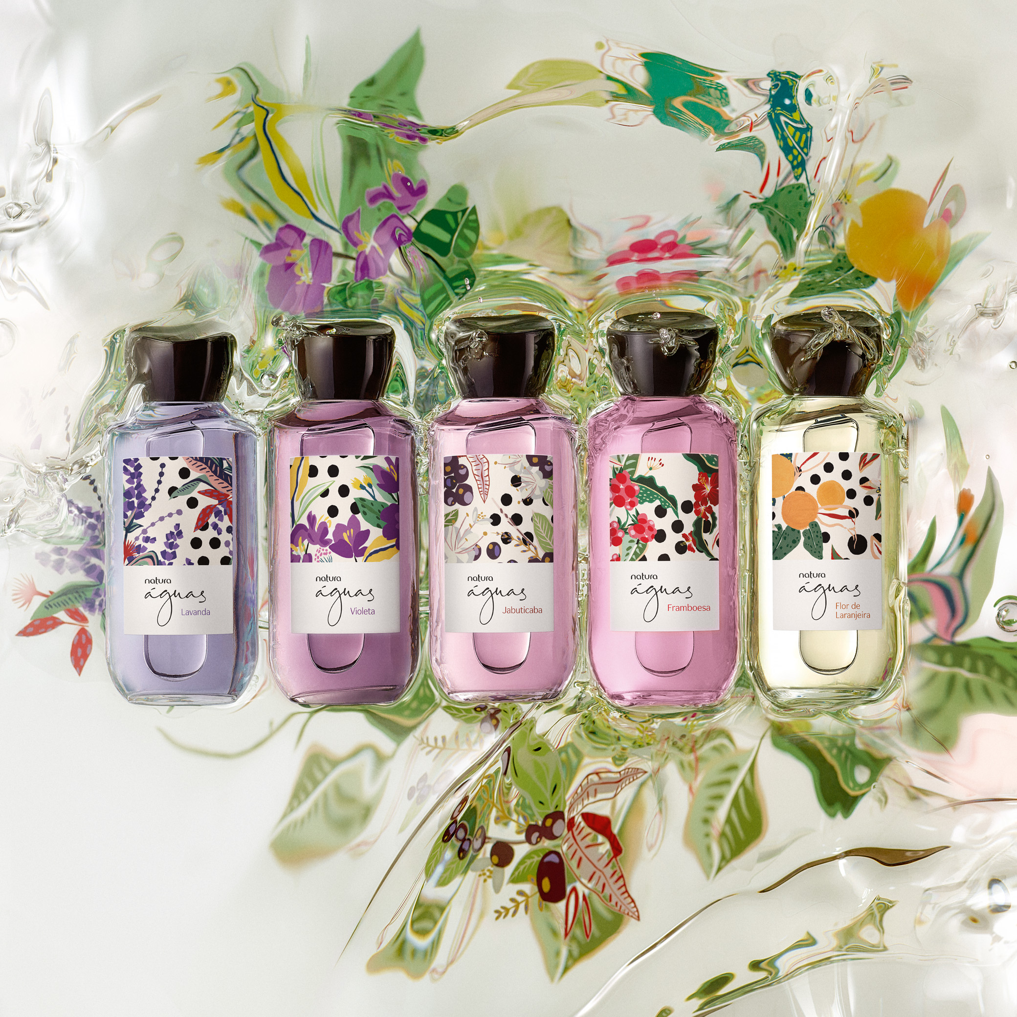 5 colônias coloridas de Natura Águas nas fragrâncias: lavanda, violeta, jabuticaba, framboesa e flor de laranjeira. Fundo floral com textura aquosa que envolve os frascos. 