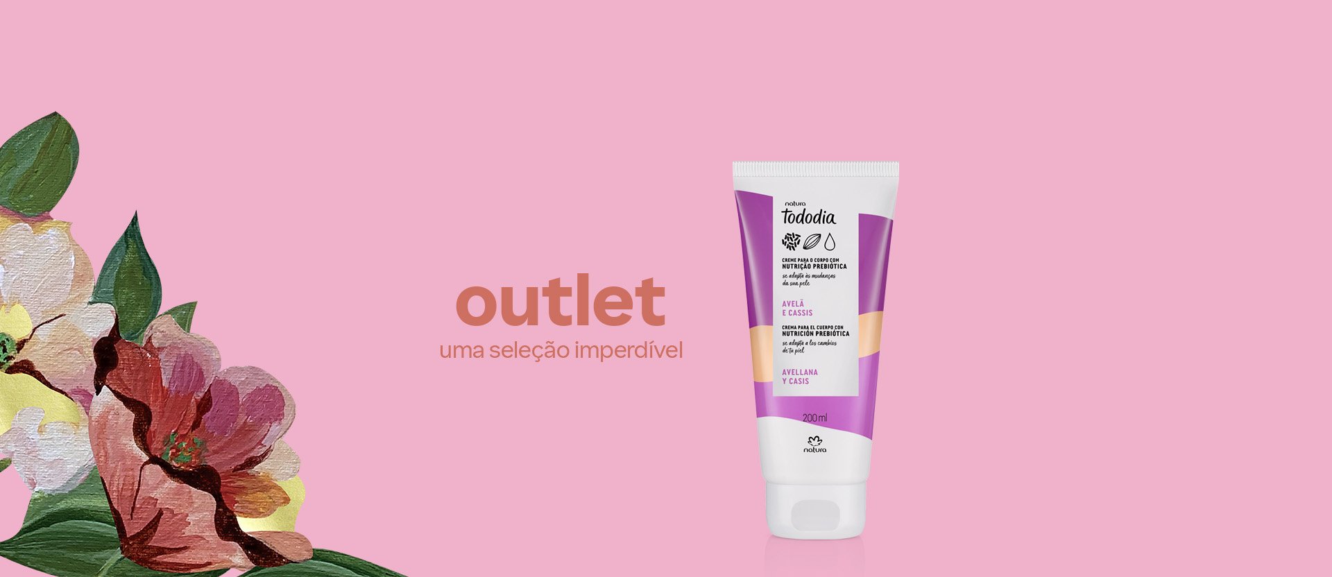 Creme Desodorante Nutritivo para o Corpo Tododia Avelã e Cassis em bisnaga branca com detalhes em rosa e bege. Fundo rosa suave com uma ilustração folhas verdes e flores em tons de rosa, vermelho e amarelo. Texto: outlet. Uma seleção imperdível.