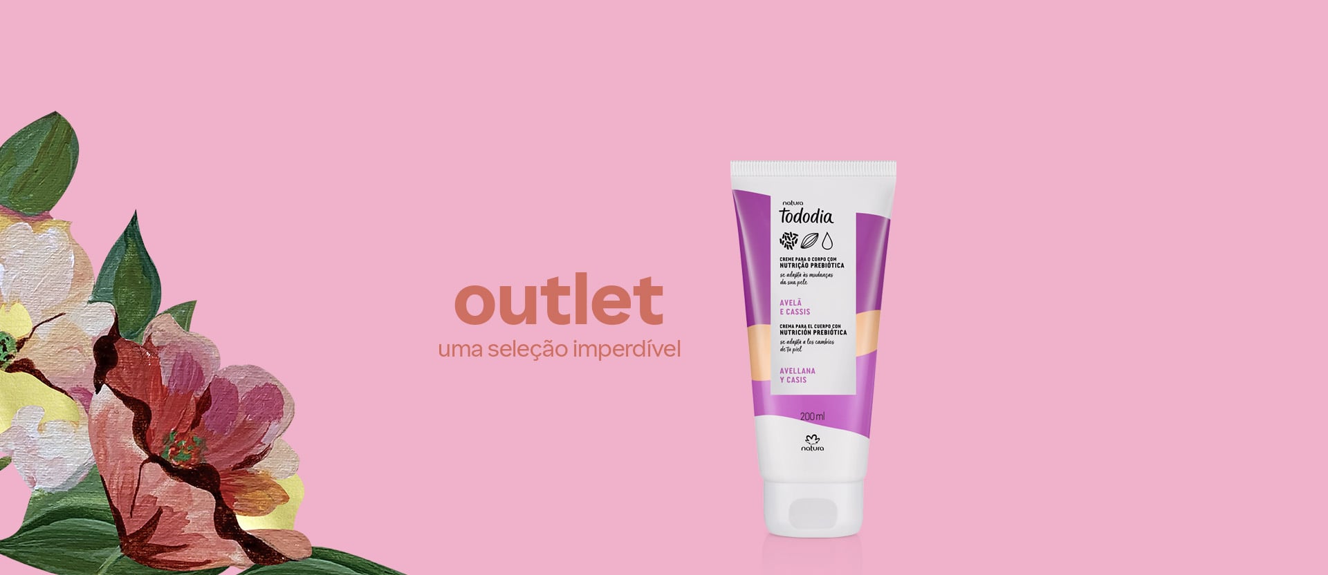 Creme Desodorante Nutritivo para o Corpo Tododia Avelã e Cassis em bisnaga branca com detalhes em rosa e bege. Fundo rosa suave com uma ilustração folhas verdes e flores em tons de rosa, vermelho e amarelo. Texto: outlet. Uma seleção imperdível.
