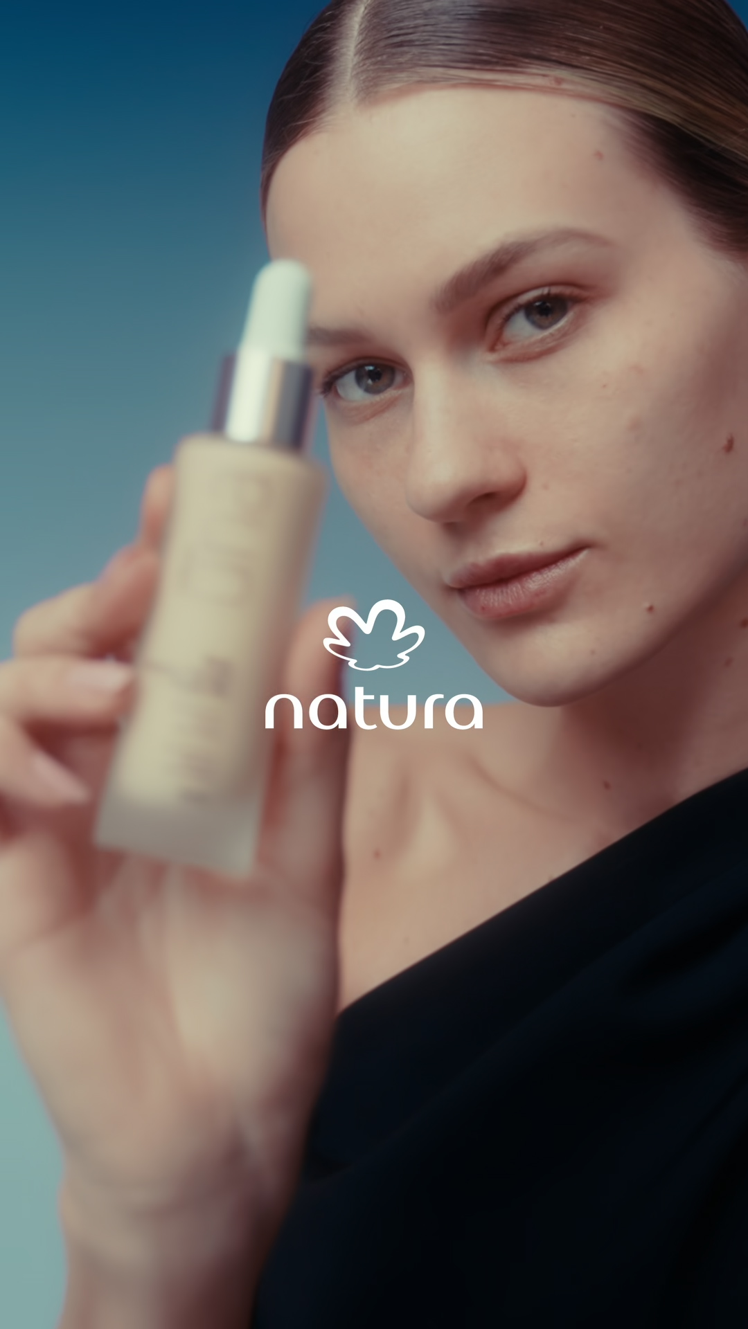 Vídeo apresenta os benefícios e características da Base Sérum Nude Me Natura Una em mulheres de diferentes tons de pele. 