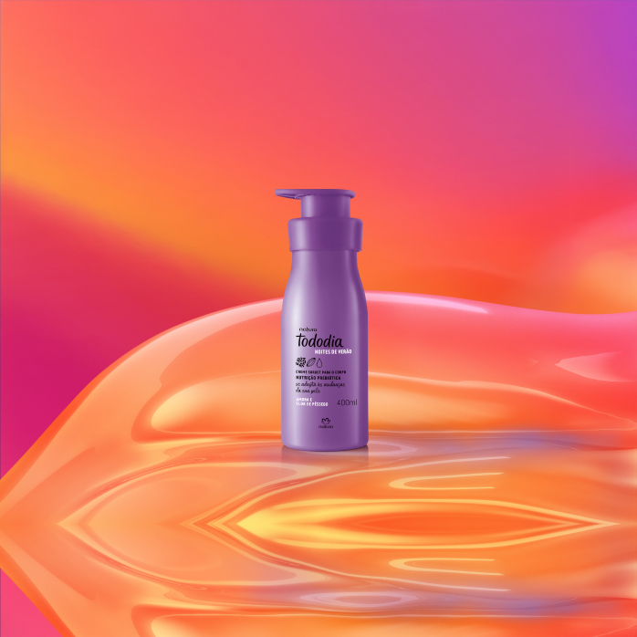 Creme Sorbet para o Corpo Tododia Amora e Flor de Pêssego, com frasco em tom de lilás, destaca-se em fundo aquoso com degradê rosa e amarelo.