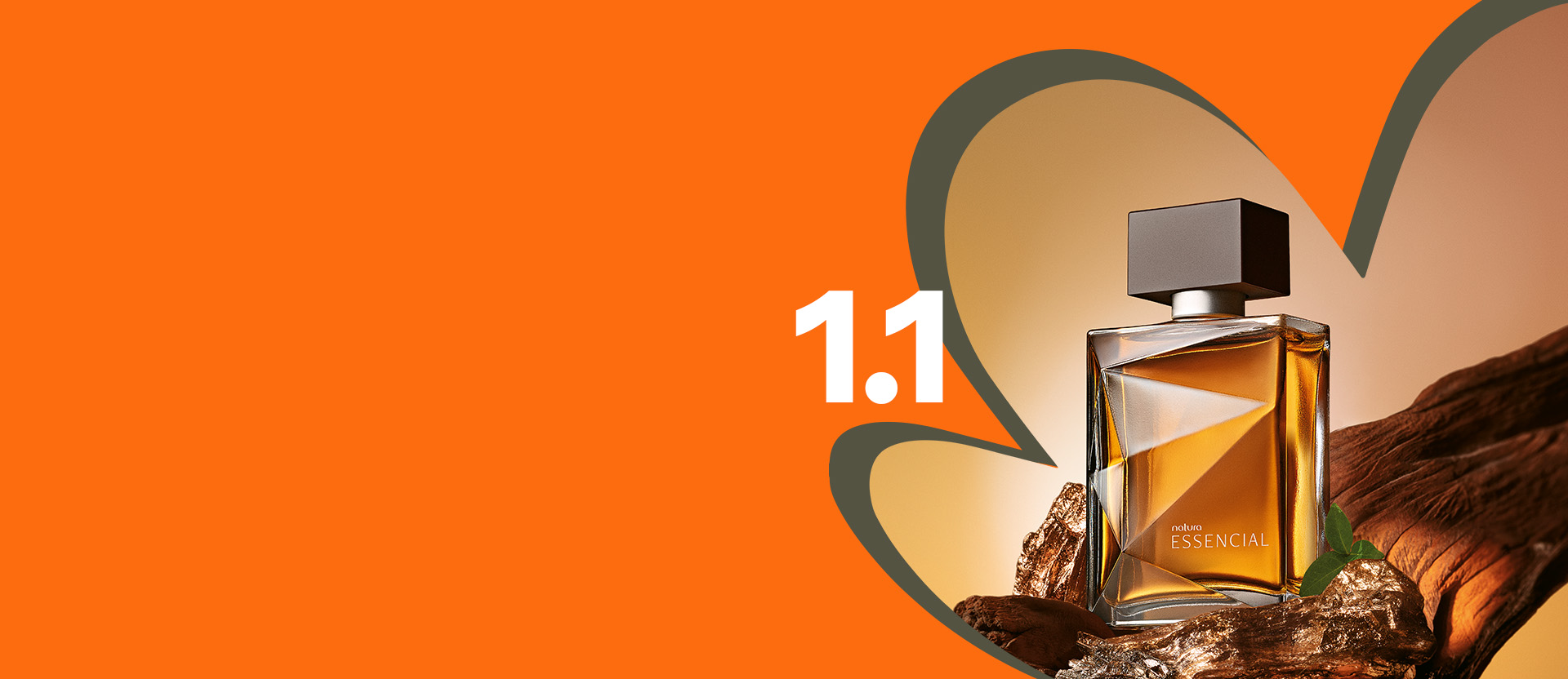 Fragrância Natura Essencial sobre madeiras, com moldura de flor símbolo da Natura em laranja. Texto em branco: 1.1.