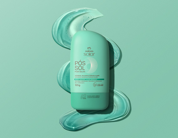 Embalagem verde de Gel Hidratante Pós-sol sobre textura gel na cor verde. Fundo verde.