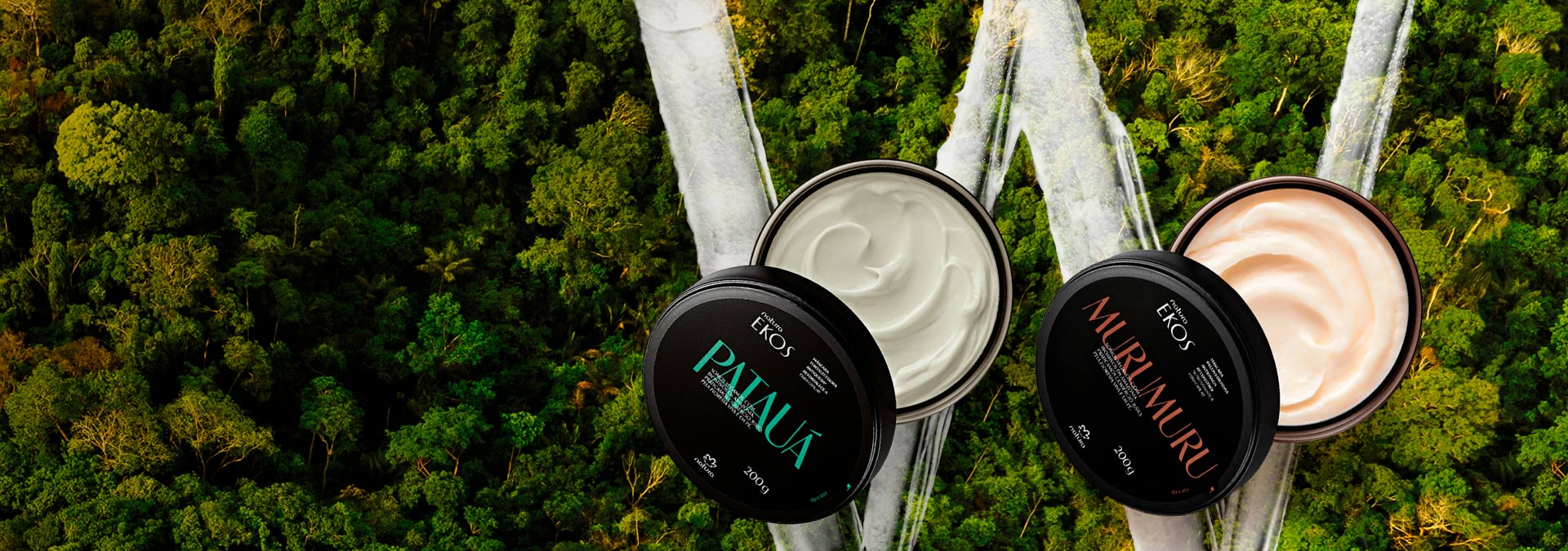 Fundo com árvores vistas de cima e máscaras para tratamento de Natura Ekos Patauá e Murumuru