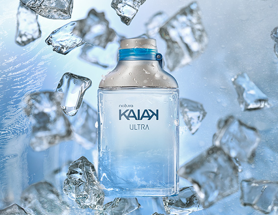 Frasco da fragrância Kaiak Ultra masculino em vidro azul degradê. Fundo com blocos de gelo flutuantes em tons de azul, em sensação refrescante.