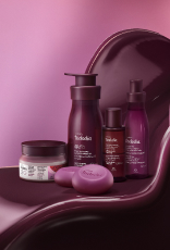Produtos Natura Tododia sobre forma fluida na cor vinho e fundo lilás.