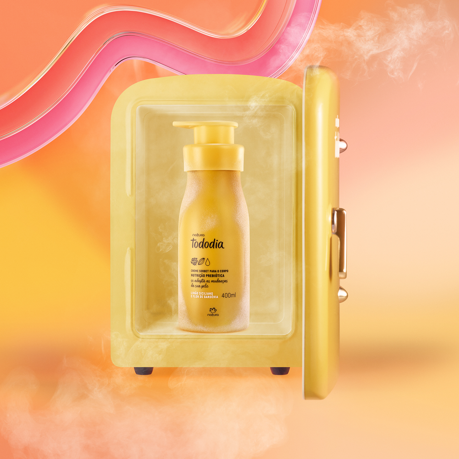 Embalagem do creme corporal dentro de uma geladeirinha amarela de Tododia edição especial verão. Fundo laranja degradê.