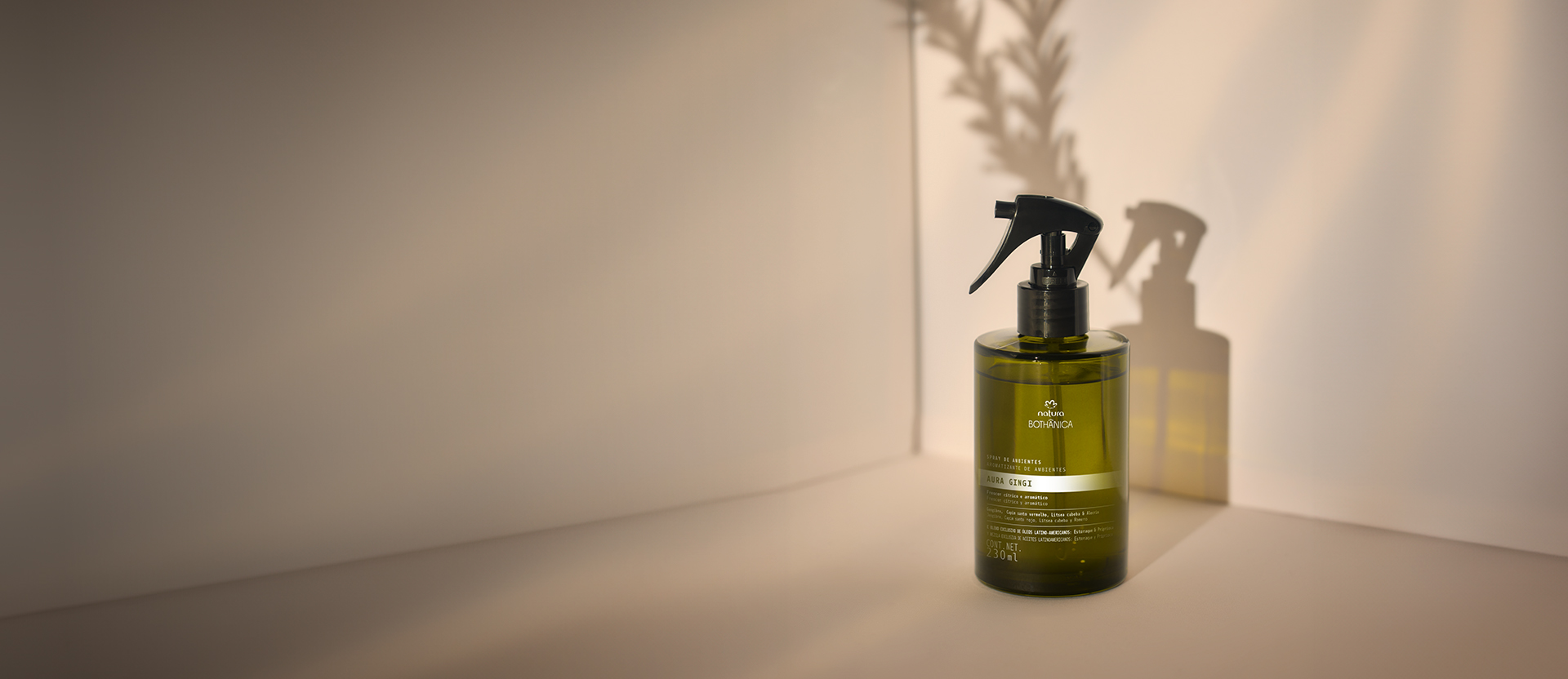 Fundo em tons claros com facho de luz, spray para ambientes da linha Natura Bothânica à direita.