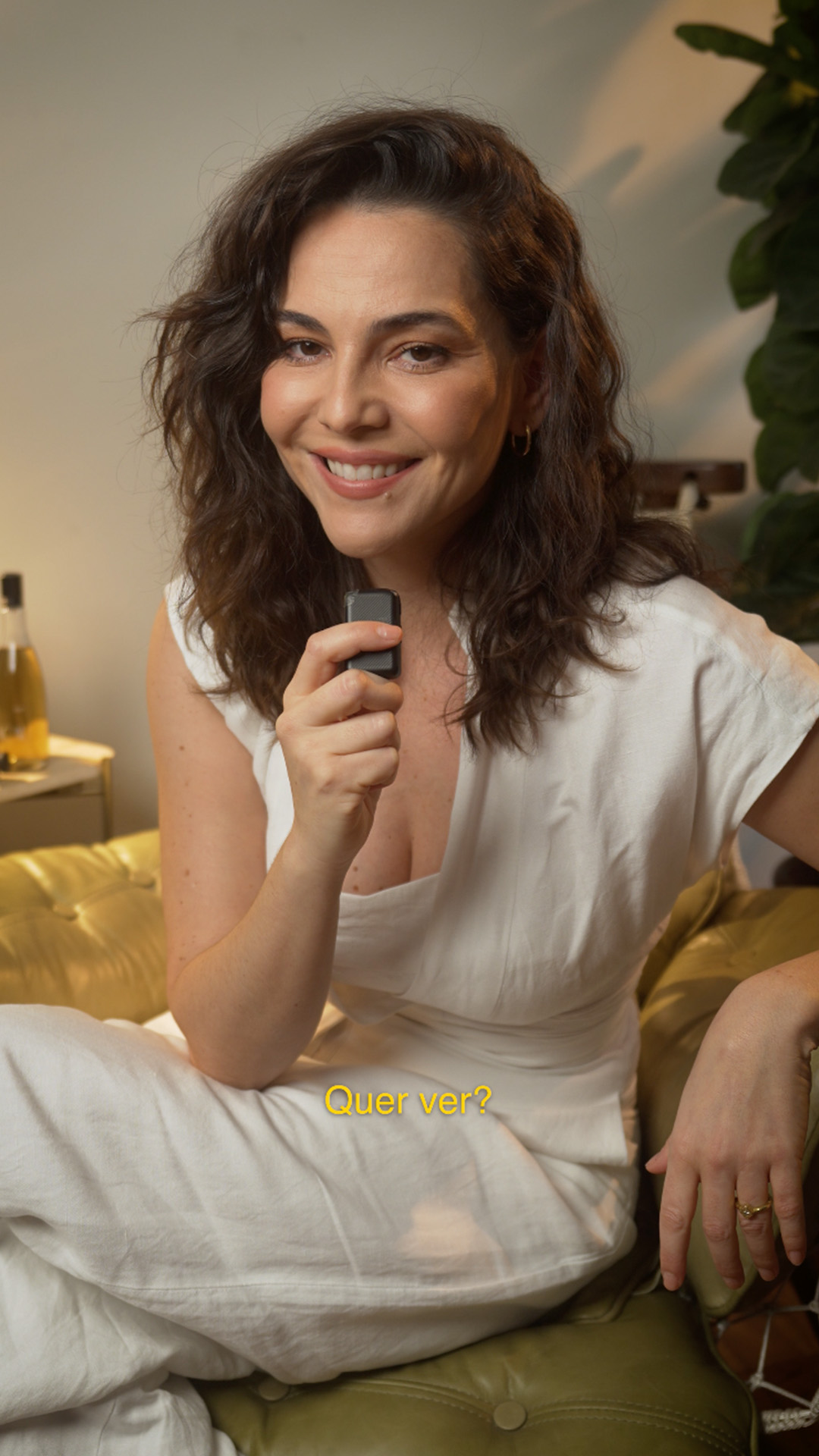 Tainá Müller, sentada em uma poltrona, fala sobre o futuro ser feminino e como a Natura contribui para fortalecer as mulheres. Ela explica que o modelo de negócio da Natura apoia as Consultoras de Beleza, gerando impacto positivo no planeta. Ela menciona as metas sociais da Natura para aumentar o IDH das consultoras e ter 100% da rede com altos níveis de saúde, educação e cidadania até 2050. O vídeo encerra com a mensagem: 'Fortalecer as mulheres é regenerar o planeta'.