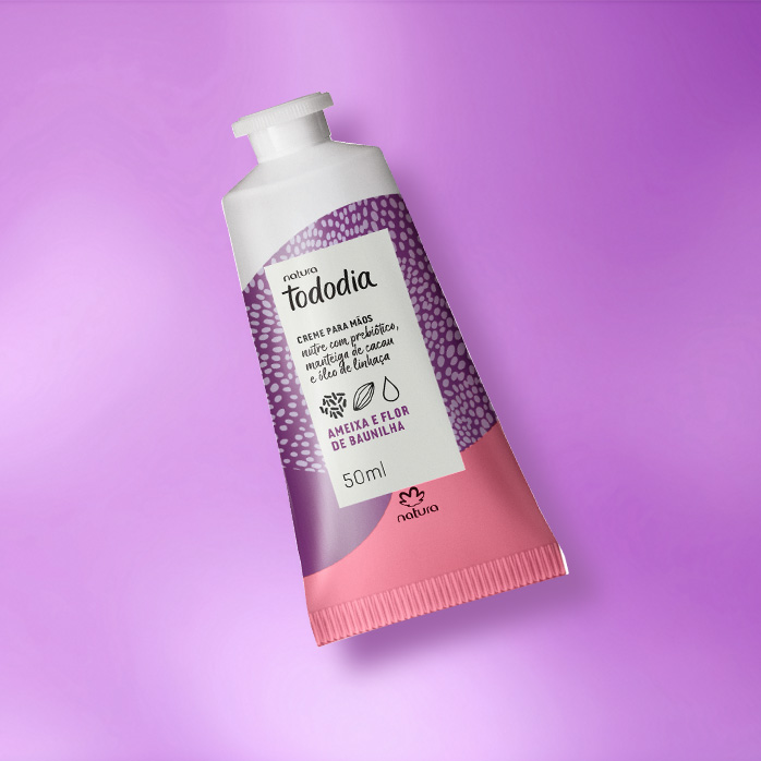 Creme para Mãos Natura Tododia sobre fundo lilás.