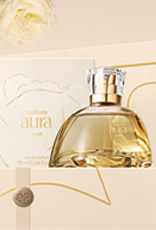 Perfume Natura Aura Alba sobre caixas presenteáveis em fundo creme com rosa branca.