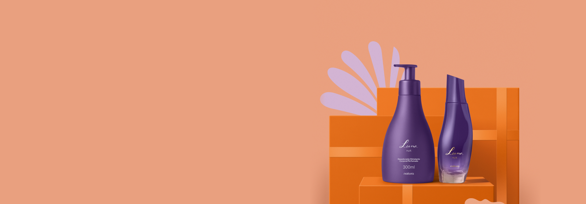 Hidratante Corporal e Colônia Luna Nuit sobre caixas presenteáveis retangulares laranja, em fundo laranja-claro com ilustrações de mulher segurando frasco de perfume e flores lilás e alaranjadas.