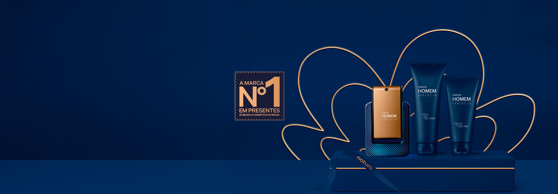 No vídeo, Presentes para o Dia dos Pais aparecem sobre caixas de presentes e fundo azul-marinho, com a rosácea da Natura em dourado. Na primeira cena, temos o Presente Natura Homem Evolut.io Completo. Na segunda cena, o destaque é o Presente Natura Kaiak Pai e Filho e, na terceira cena, o Presente Natura Essencial Completo. Na cena final, o Presente Natura Homem Evolut.io Completo fecha o vídeo.