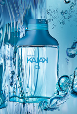 Frasco de Kaiak O2 masculino, em vidro translúcido, apoiado sobre água e respingos em fundo azul.